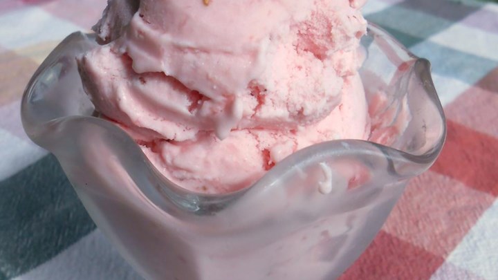 Easy, Eggless Strawberry Ice Cream